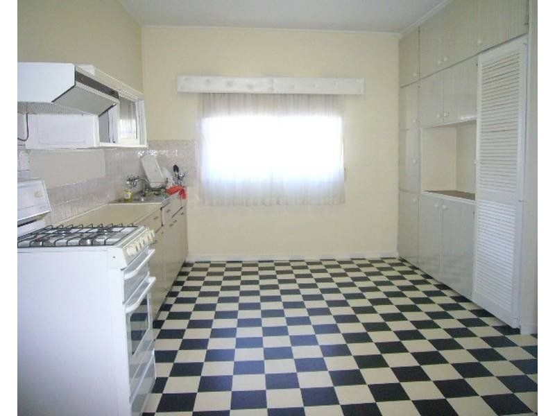 24 Pentland Parade, Seddon VIC 3011