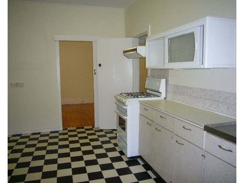 24 Pentland Parade, Seddon VIC 3011