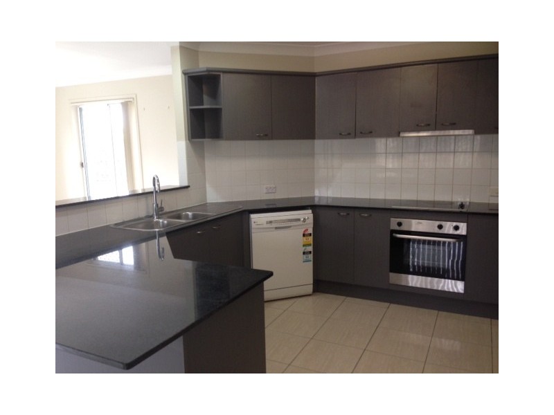 8 Karajini Crescent, Parkinson QLD 4115