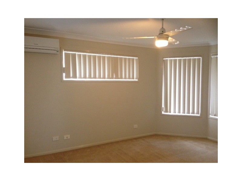 8 Karajini Crescent, Parkinson QLD 4115