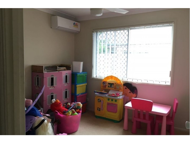 8 Karajini Crescent, Parkinson QLD 4115