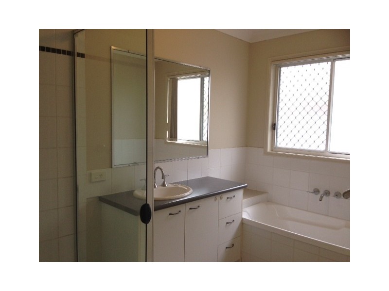 8 Karajini Crescent, Parkinson QLD 4115