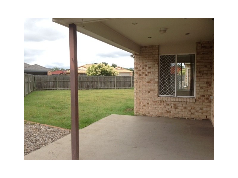 8 Karajini Crescent, Parkinson QLD 4115