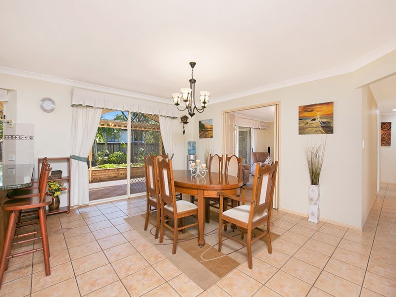 8 Torrens Place, Parkinson QLD 4115