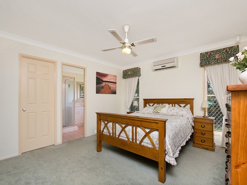 8 Torrens Place, Parkinson QLD 4115