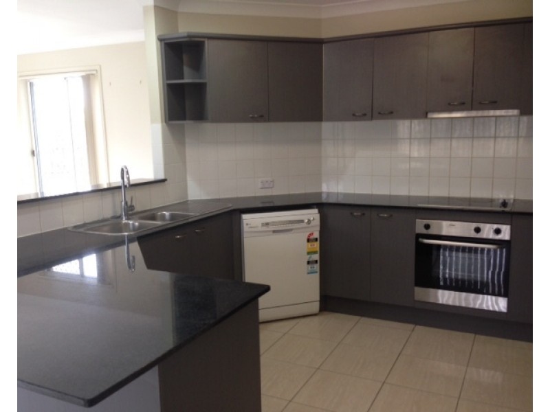 8 Karajini Crescent, Parkinson QLD 4115