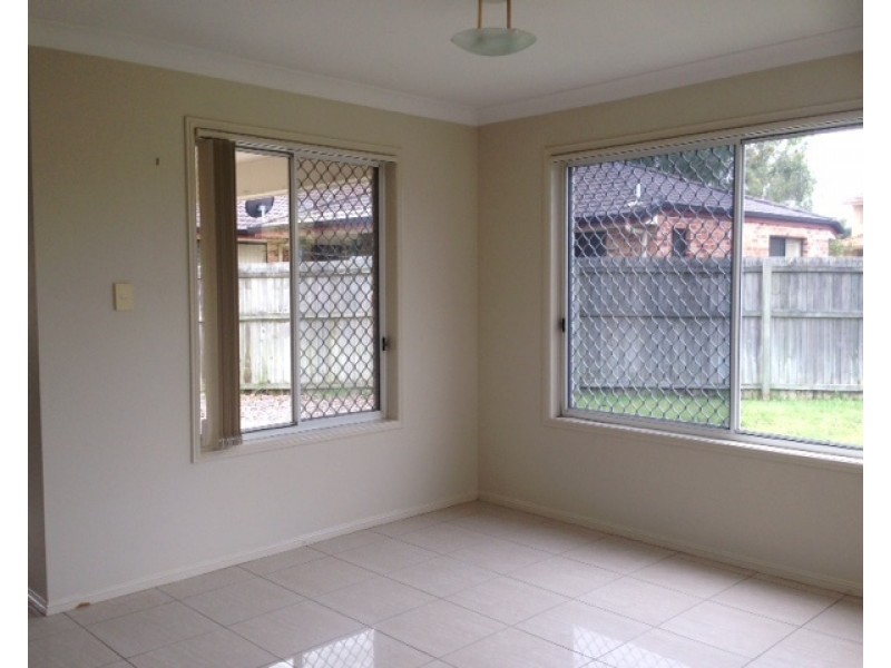 8 Karajini Crescent, Parkinson QLD 4115