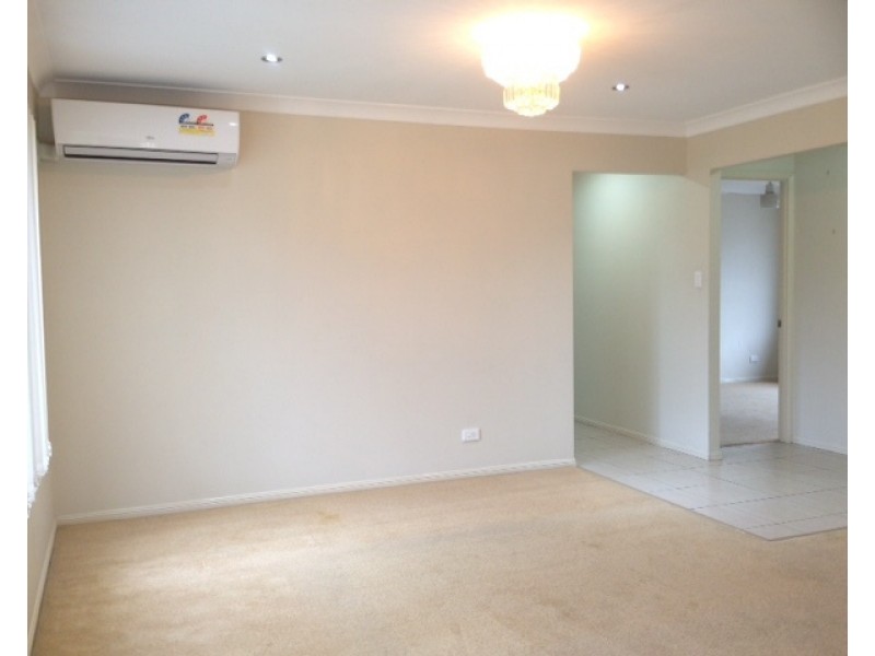 8 Karajini Crescent, Parkinson QLD 4115