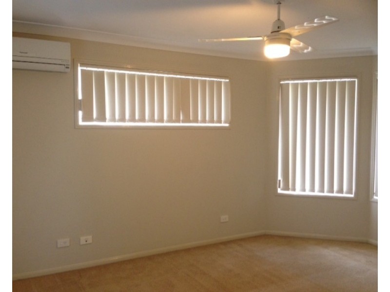 8 Karajini Crescent, Parkinson QLD 4115