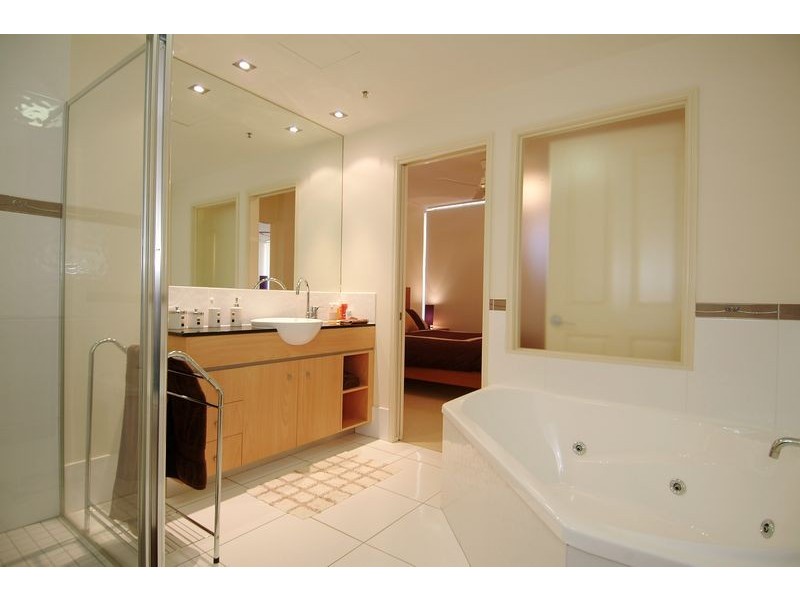 APT  702 / 25 Wharf Street, Cairns City QLD 4870