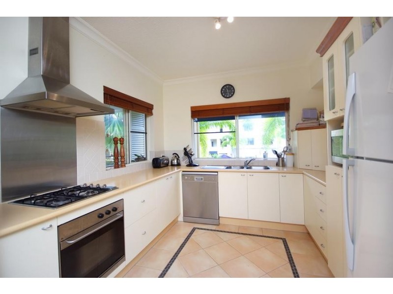 Unit 403/2 Greenslopes Street, Cairns QLD 4870