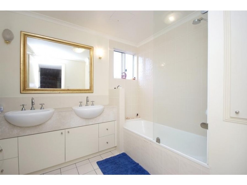 Unit 403/2 Greenslopes Street, Cairns QLD 4870