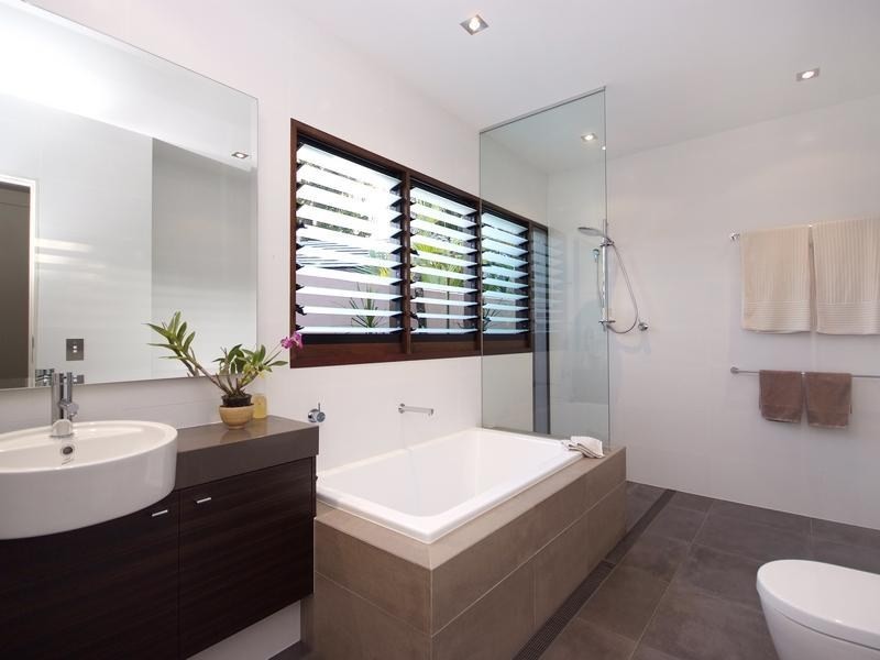 2 Hibiscus Lane, Holloways Beach QLD 4878