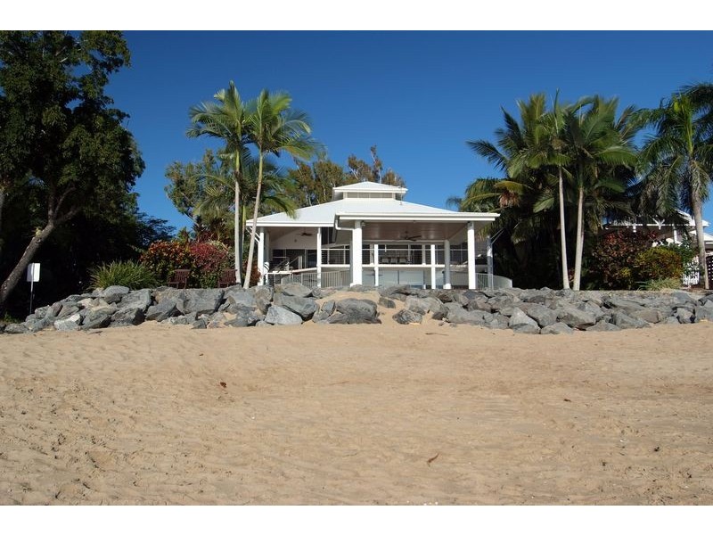 32 Hibiscus Lane, Holloways Beach QLD 4878