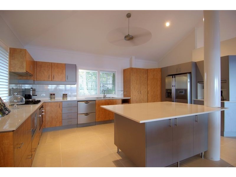 32 Hibiscus Lane, Holloways Beach QLD 4878