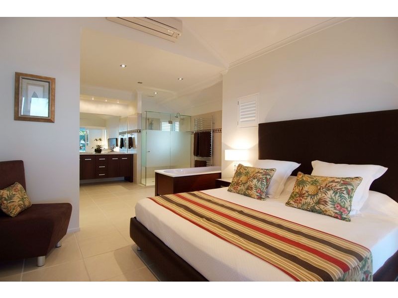 32 Hibiscus Lane, Holloways Beach QLD 4878