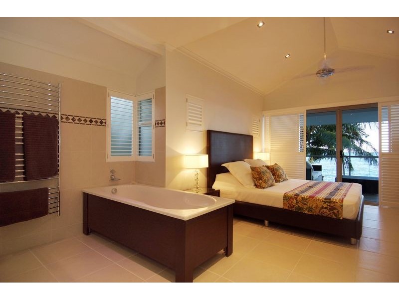 32 Hibiscus Lane, Holloways Beach QLD 4878