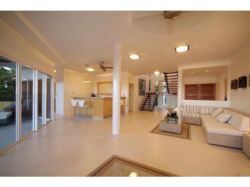 32 Hibiscus Lane, Holloways Beach QLD 4878