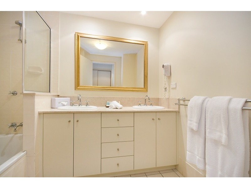 Unit 803/2 Greenslopes Street, Cairns QLD 4870