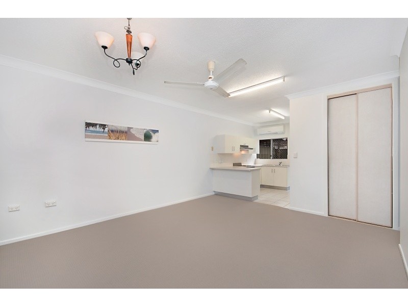 Unit 4/21 Creedy Street, Westcourt QLD 4870