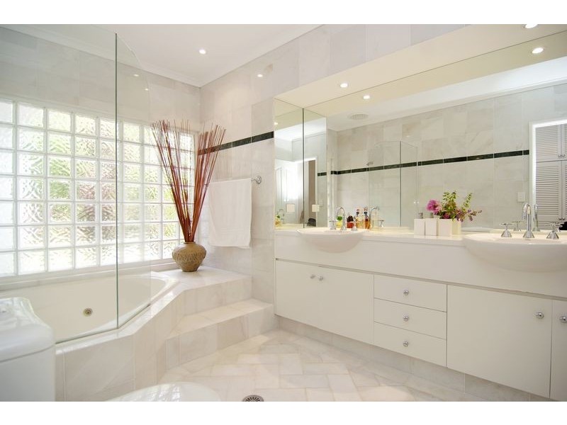 7 Woodmont Place, Mooroobool QLD 4870