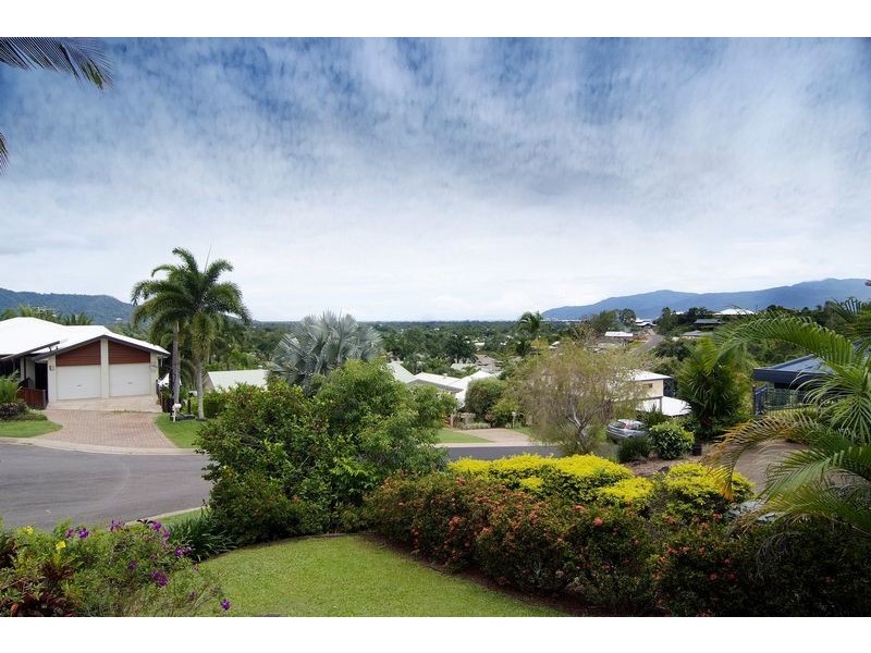 7 Woodmont Place, Mooroobool QLD 4870