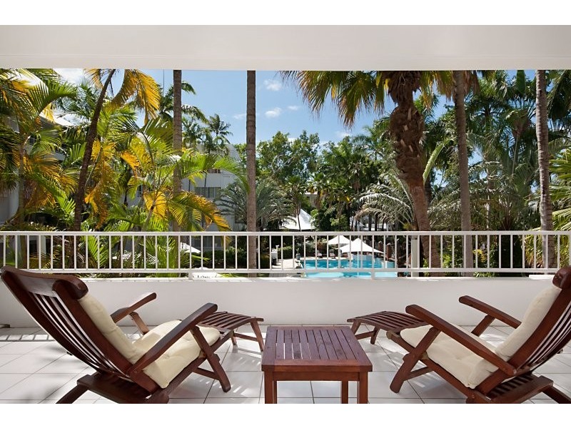 9 Vievers Road, Palm Cove QLD 4879