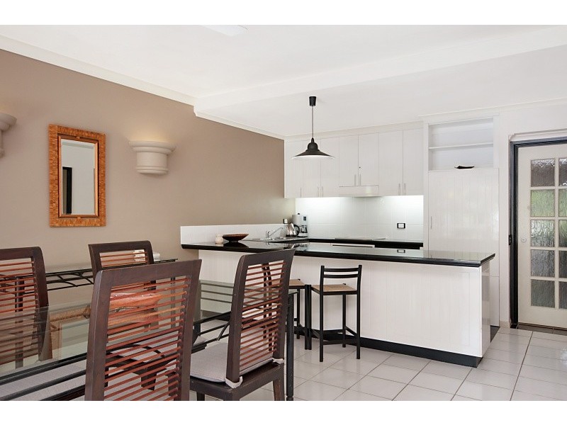 9 Vievers Road, Palm Cove QLD 4879