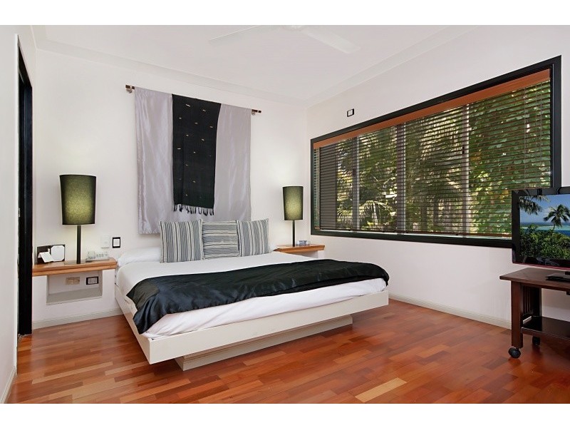 9 Vievers Road, Palm Cove QLD 4879