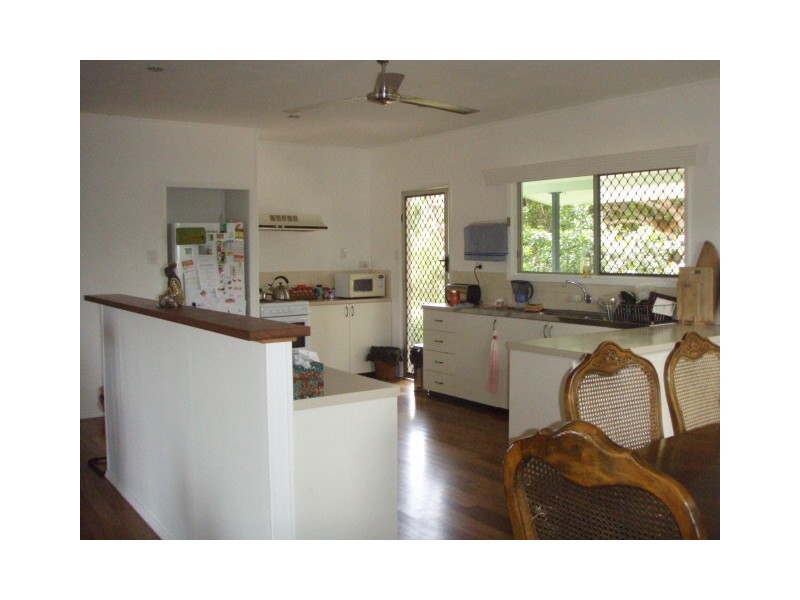 8 Zamia Street, Holloways Beach QLD 4878