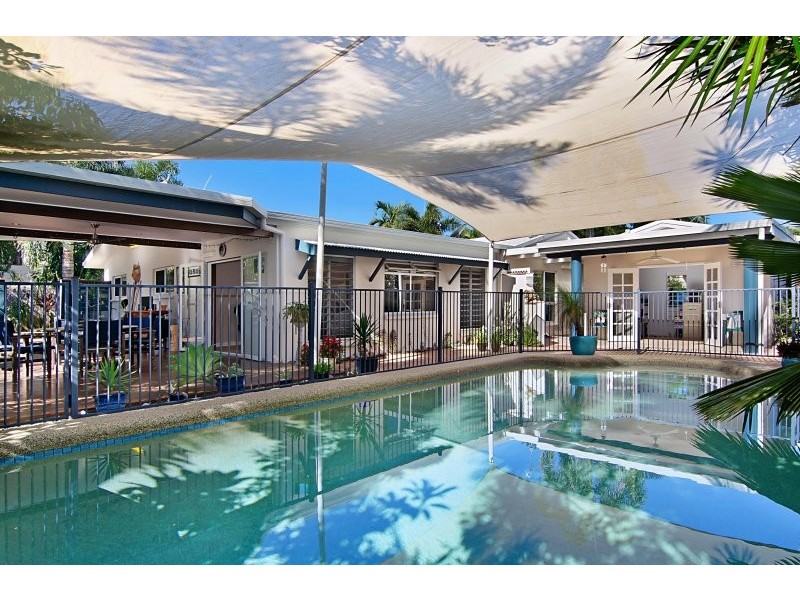 8 Mark Close, Holloways Beach QLD 4878