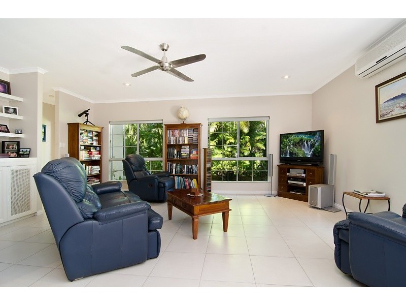 8 Mark Close, Holloways Beach QLD 4878