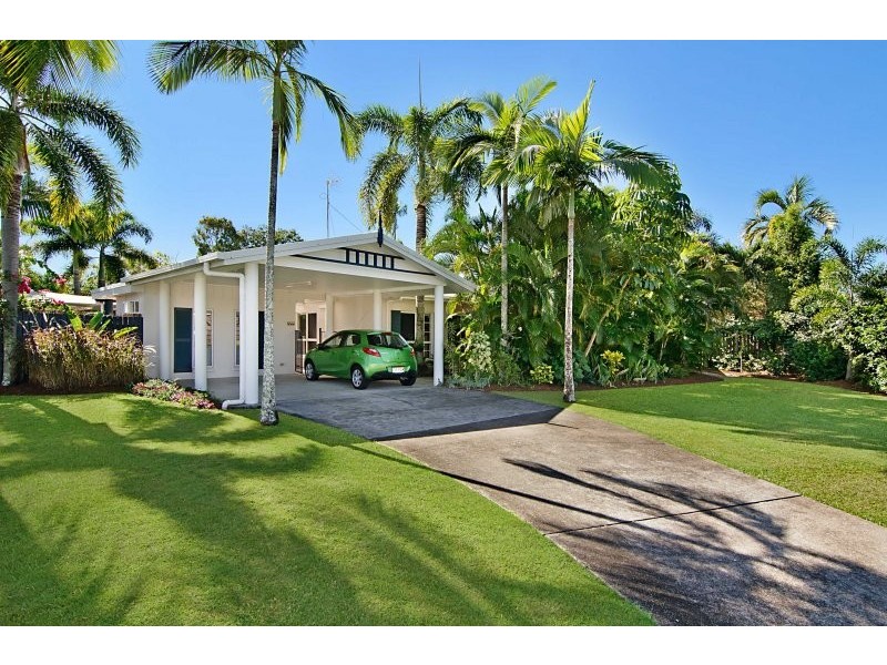 8 Mark Close, Holloways Beach QLD 4878