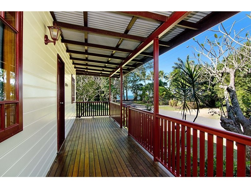 8 Arnold Street, Machans Beach QLD 4878