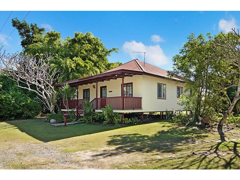 8 Arnold Street, Machans Beach QLD 4878