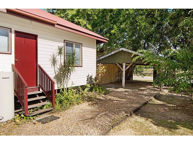 8 Arnold Street, Machans Beach QLD 4878