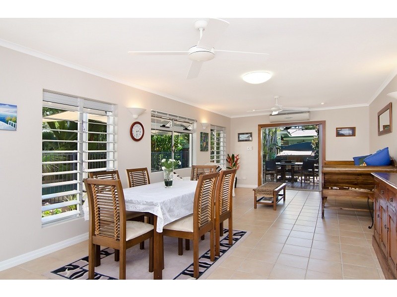 8 Mark Close, Holloways Beach QLD 4878