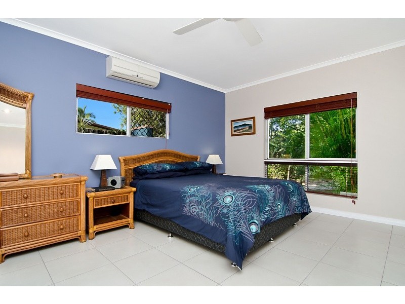 8 Mark Close, Holloways Beach QLD 4878