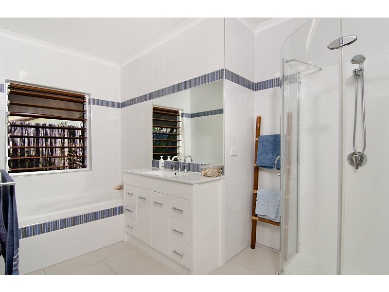 8 Mark Close, Holloways Beach QLD 4878