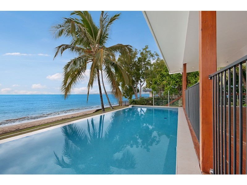 8 Hibiscus Lane, Holloways Beach QLD 4878