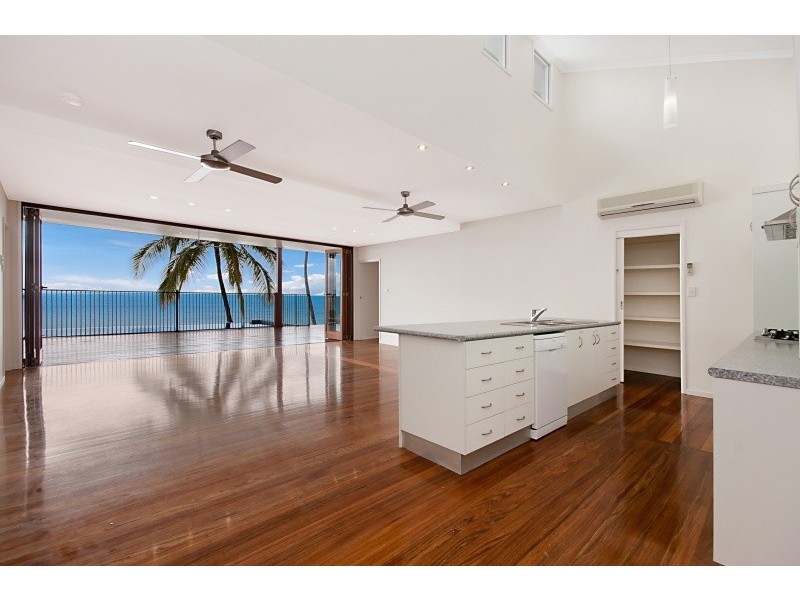 8 Hibiscus Lane, Holloways Beach QLD 4878
