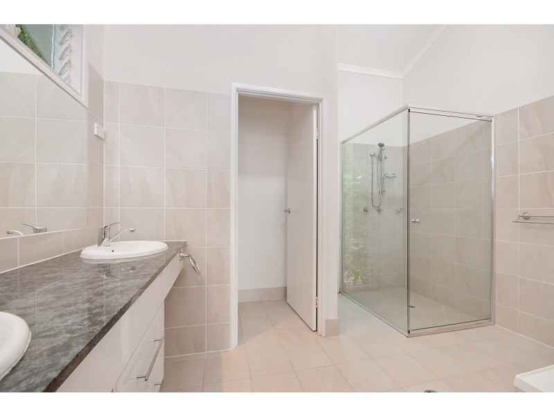 8 Hibiscus Lane, Holloways Beach QLD 4878