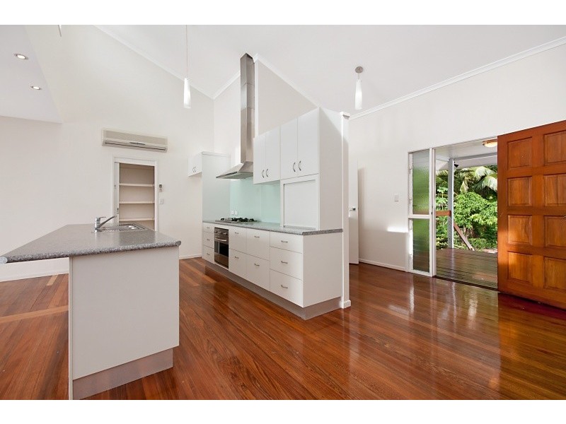 8 Hibiscus Lane, Holloways Beach QLD 4878