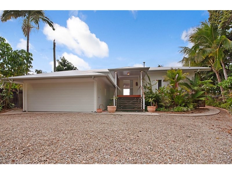 8 Hibiscus Lane, Holloways Beach QLD 4878