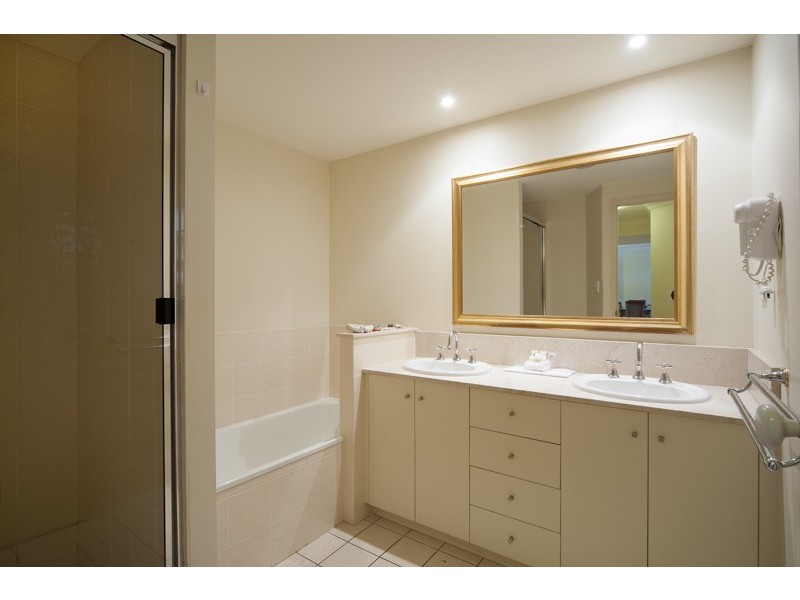 Unit 913/2 Greenslopes Street, Cairns North QLD 4870