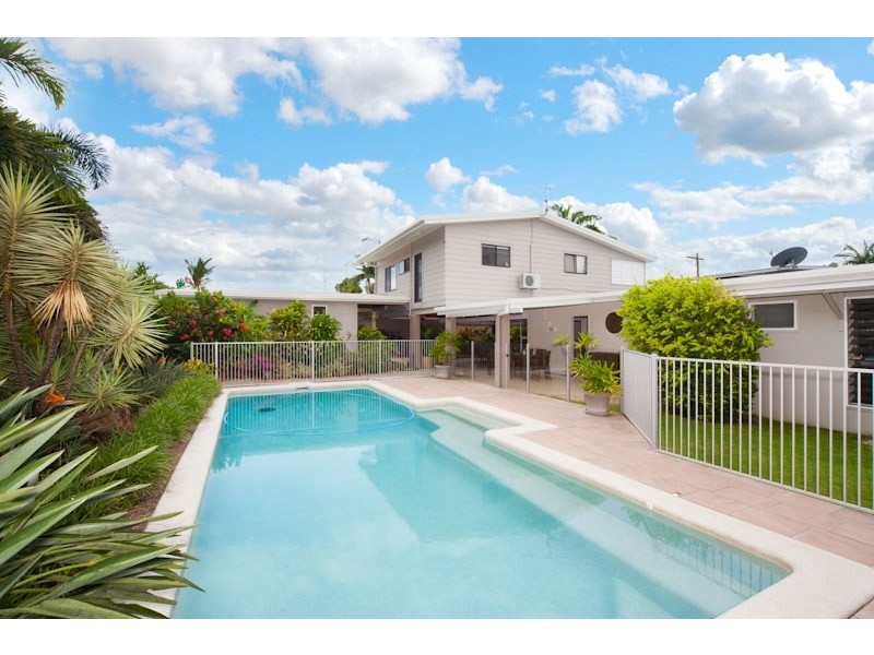8 Talpa Close, Palm Cove QLD 4879