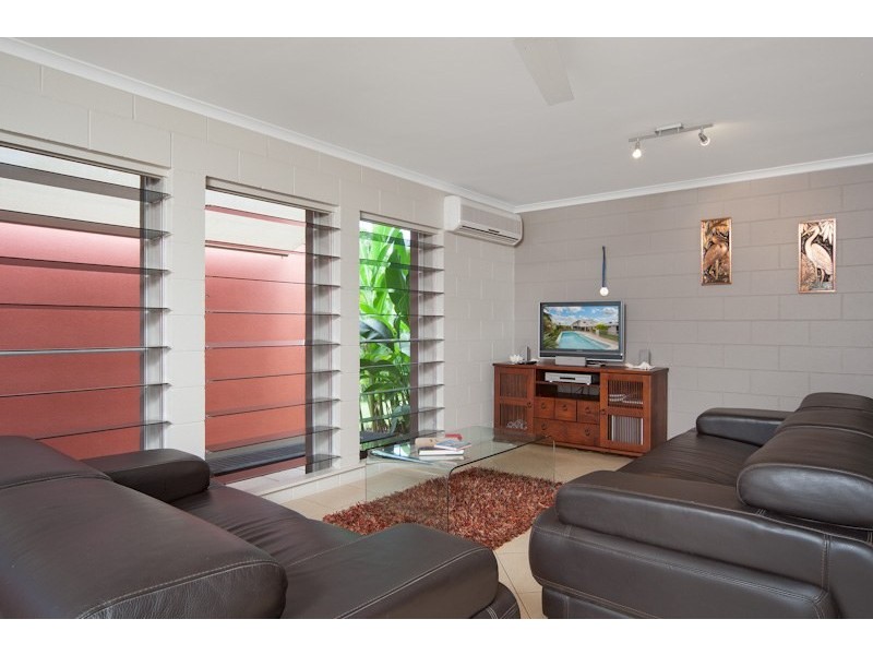8 Talpa Close, Palm Cove QLD 4879