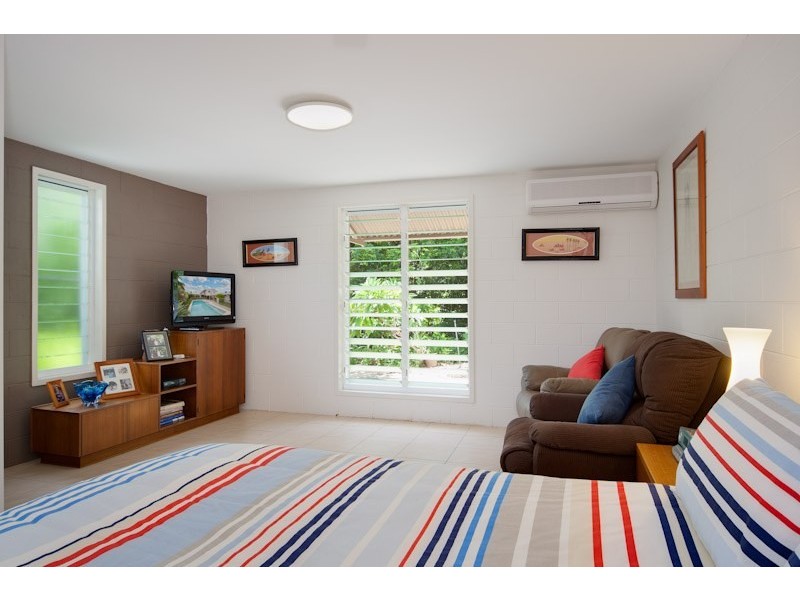 8 Talpa Close, Palm Cove QLD 4879