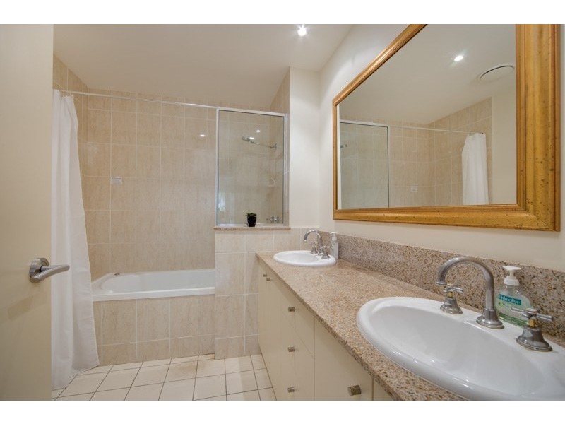 Unit 1806/2 Greenslopes Street, Cairns North QLD 4870