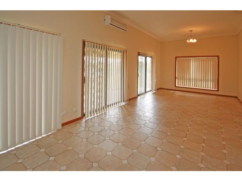 11 Cassinia Place, Mount Annan NSW 2567